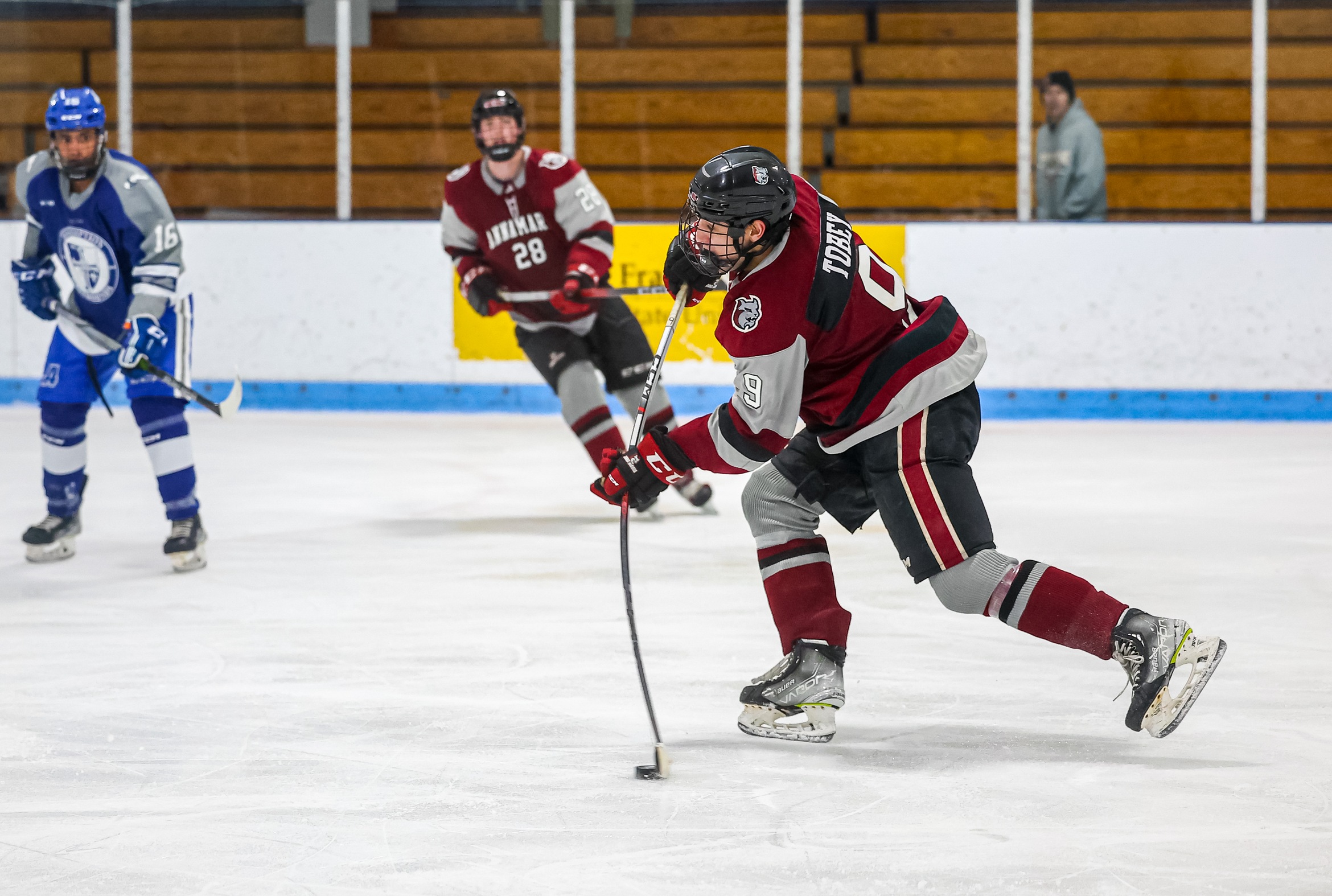 Men's Hockey Sinks Corsairs 4-1 On The Road