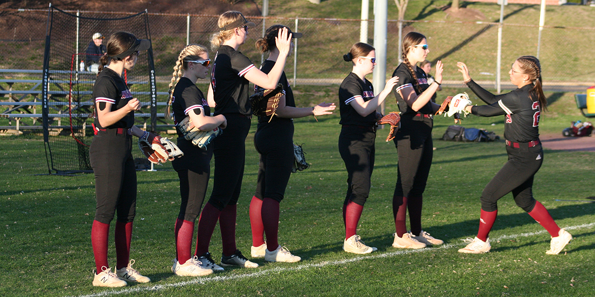 Softball Finish Season by Dropping Two to Saints
