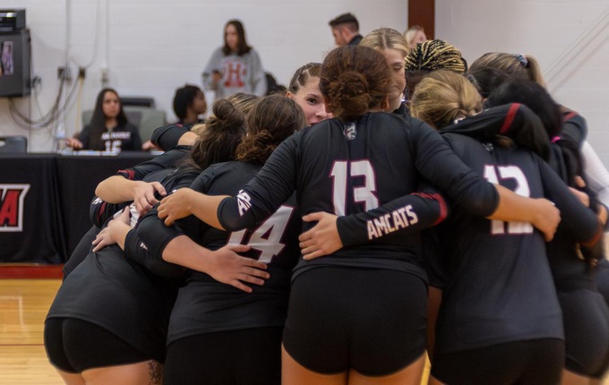 Women&rsquo;s Volleyball Battles Elms in Five-Set Season Opener